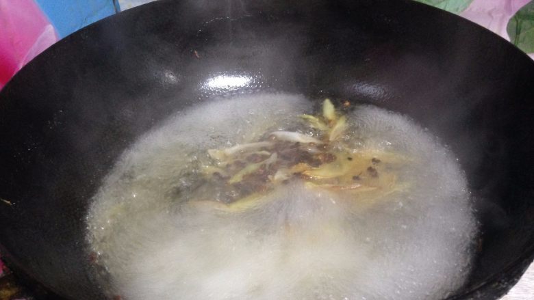 椒香五花肉,加入热水煮开5分钟