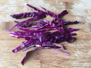 酸瓜鸡肉沙拉,紫甘蓝切丝；