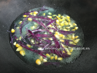酸瓜鸡肉沙拉,锅内放入适量水、少许盐、几滴油煮开后将紫甘蓝、玉米粒放进去焯熟捞出；