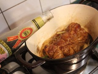 无肉不欢+酒香大肉,将肉放回锅中，加入酱油