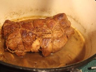 无肉不欢+酒香大肉,熄火后，将肉留在锅中继续浸在汤汁中，约1小时。