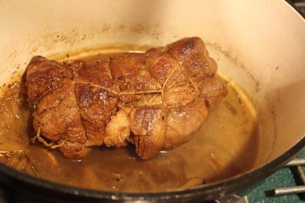无肉不欢+酒香大肉,熄火后，将肉留在锅中继续浸在汤汁中，约1小时。