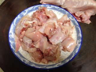 无肉不欢+爆炒麻辣兔肉,冷鲜兔自然化冻后洗净取兔腿切成小块