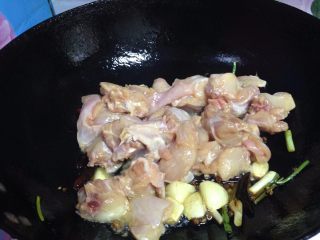 无肉不欢+爆炒麻辣兔肉,转大火倒入腌好的兔肉