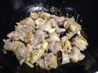 无肉不欢+爆炒麻辣兔肉,迅速煸炒、烹入料酒二次去腥，炒至兔肉变色