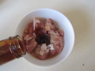 香菇蒸鸡,鸡腿肉切成小块后加入盐、淀粉，加入生抽、料酒和蚝油等拌均匀后腌制一下；