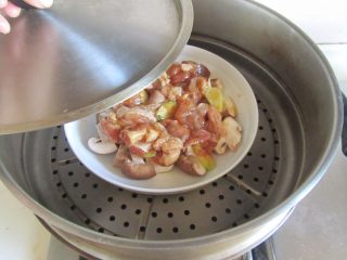 香菇蒸鸡,烧锅开水， 将香菇鸡丁放在蒸锅上蒸上十分钟；