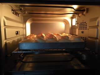  韩国烤馒头,放入预热好的烤箱中下层上火160度，下火170度，烘烤20分钟