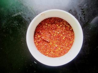 香气扑鼻的辣椒油,打成辣椒粉放入耐高温容器里