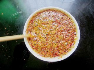 香气扑鼻的辣椒油,用筷子搅拌一下，热油浇上去后会沸腾