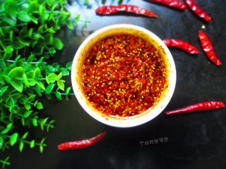 香气扑鼻的辣椒油,吃面的时候浇一勺辣椒油，做菜时用辣椒油打底……