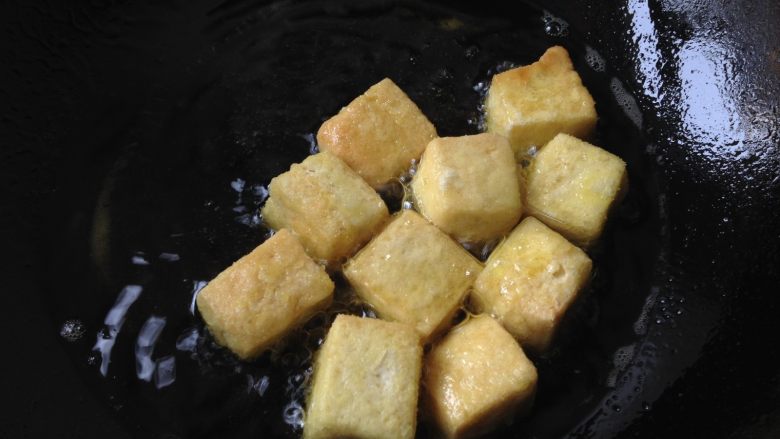 肉末豆腐,中小火煎制金黄捞出备用