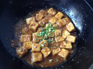 肉末豆腐,待汤汁浓稠后放入剩下的葱花，炒匀即可出锅