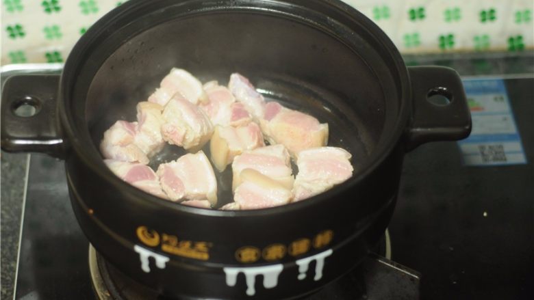 干豆角红烧肉,将控干水的五花肉倒入锅里，稍微煎两分钟，微微出油