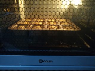 奶黄小餐包,模具放入烤箱底层，上火130度，下火170度烤20分钟