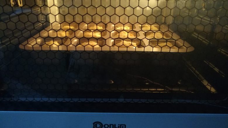奶黄小餐包,模具放入烤箱底层，上火130度，下火170度烤20分钟