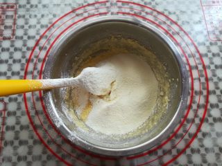 奶黄小餐包,加入过筛的奶粉和玉米淀粉