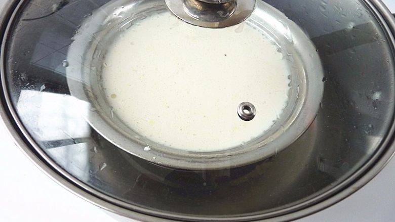 蔓越莓乳酪冰皮月饼,沸水入锅，蒸8分钟