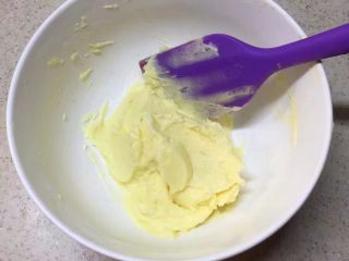 柠檬百香果磅蛋糕,用刮刀拌一拌，这步骤防止打发的时候糖粉乱飞溅。