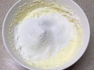 柠檬百香果磅蛋糕,筛入低筋粉，泡打粉翻拌均匀。