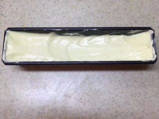 柠檬百香果磅蛋糕,倒入模具里，将面糊中间低两边高抹开来，这样有助于出现裂纹。放入烤箱，170°c上下火中层烤55分钟。