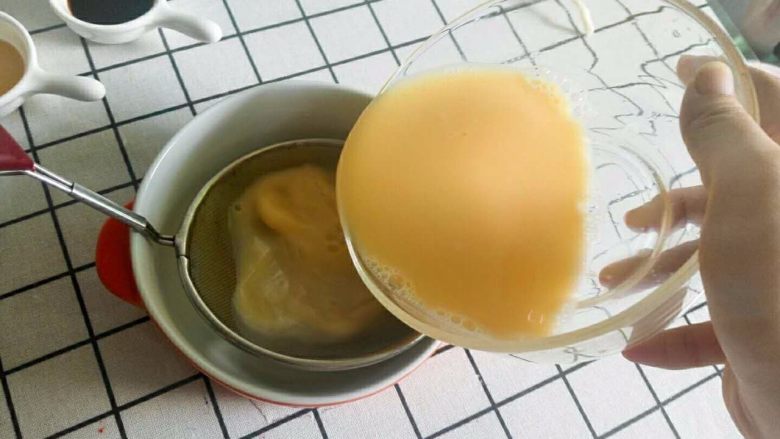 豆腐鸡蛋羹,搅拌好的蛋液用细筛子过滤一遍，这一步是为了保证蒸出来蛋羹更加嫩滑，这一步很重要的，不能偷懒省略掉哦！
