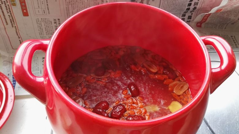 红枣姜片枸杞汤,放入枸杞熬2分钟。
