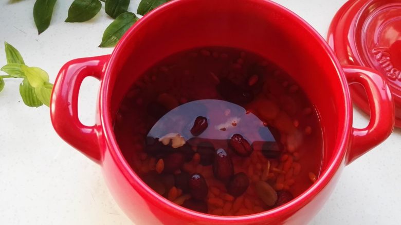 红枣姜片枸杞汤,盛出开喝吧。

