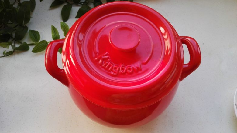 红枣姜片枸杞汤,关火，利用砂锅储存的余温焖至锅体手温。
