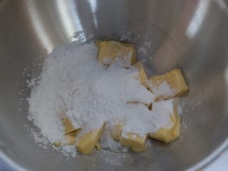 黑芝麻曲奇,软化的黄油加入糖粉。
