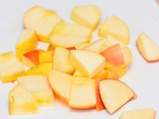 胡萝卜苹果的果丹皮,苹果切块。一个小苹果的量。我没有切皮，果皮中含有丰富的营养。担心农药残留的可以多洗几次，用盐清洗，或者直接去掉果皮也可以。