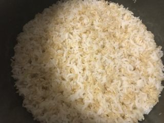 照烧鸡排糙米饭,先煮糙米饭.