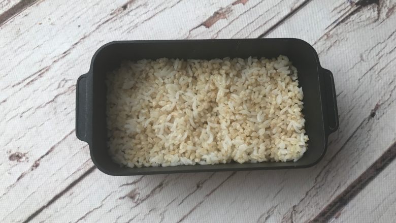 照烧鸡排糙米饭,将煮好的糙米饭盛出铺在碗底。