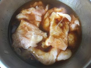照烧鸡排糙米饭,加入各种调料的一半的量腌制好。