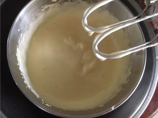 黑芝麻蛋黄饼干,打发到滴落的蛋液不马上消失，蛋糊表面可以画出清晰的纹路。或者用牙签插进去不倒即可。提前预热烤箱170度。