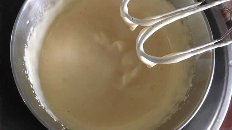 黑芝麻蛋黄饼干,打发到滴落的蛋液不马上消失，蛋糊表面可以画出清晰的纹路。或者用牙签插进去不倒即可。提前预热烤箱170度。