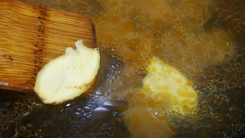 酸萝卜鸭掌汤,6.待酸味炒出来后加入适量清水和4—5片姜片，一定要一次性加足水
叨叨叨：煲汤非常重要的一个环节就是一次性加足水，这样煲出的汤色浓、汤味好，