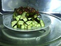 #咸味#蚝油茄子,将茄子放入微波炉中，加盖，高火5分钟