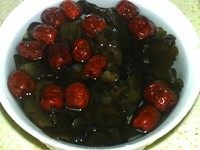 #甜味#红枣木耳汤,将洗净的红枣和木耳放入大碗，加入适量清水