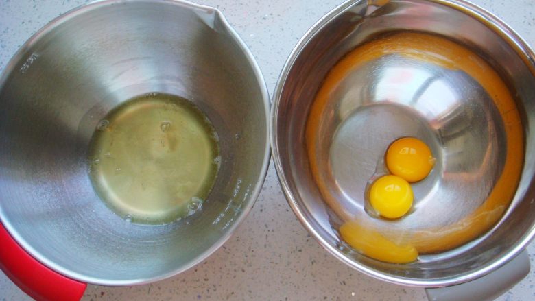 白梨卡通蛋糕,盆里要干净要无水无油，小心分离蛋白和蛋黄。