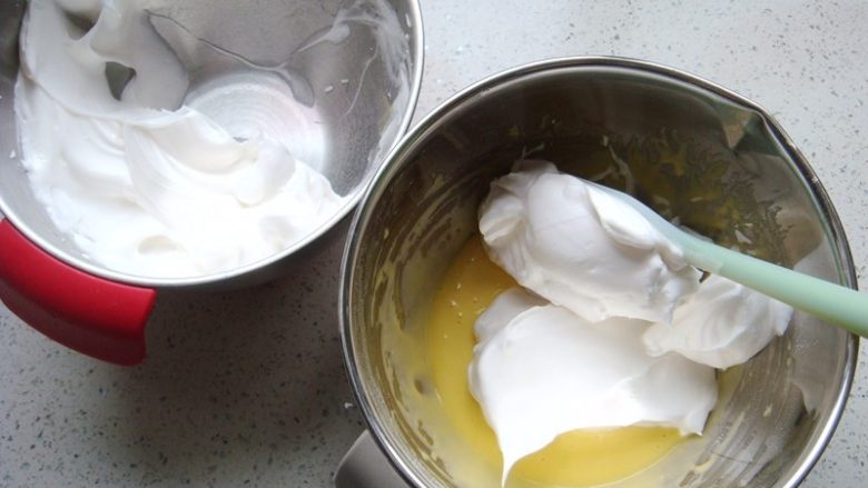白梨卡通蛋糕,把打好的蛋白分一半倒入蛋黄糊糊里。