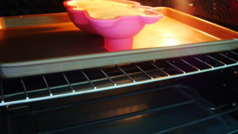 白梨卡通蛋糕,烤箱预热好后：放入中层，上140度，下130度，烤60分钟。