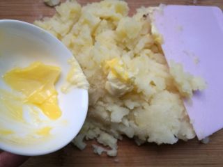 来，一起吃“泥”啦！~~~奶香薯泥,加入黄油搅拌至融化。