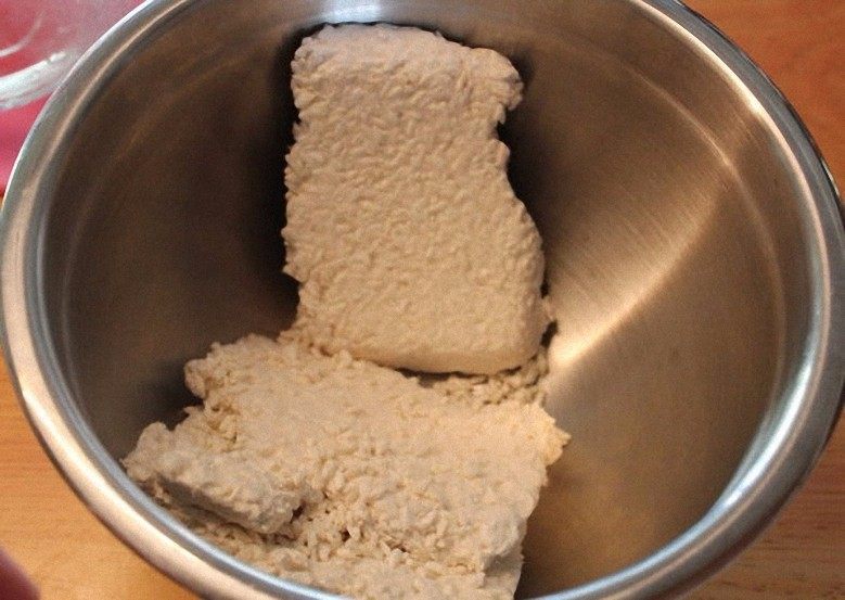 #咸味＃+塩麴製作,将干燥成片状的米麴放入钵内