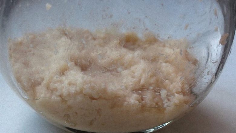 #咸味＃+塩麴製作,第4天，米粒几乎已经化掉，汁液更多，也有很好的稠度。如果到这种程度就可以放入冰箱冷藏。因为在室温发酵过久，味道也会变差。
