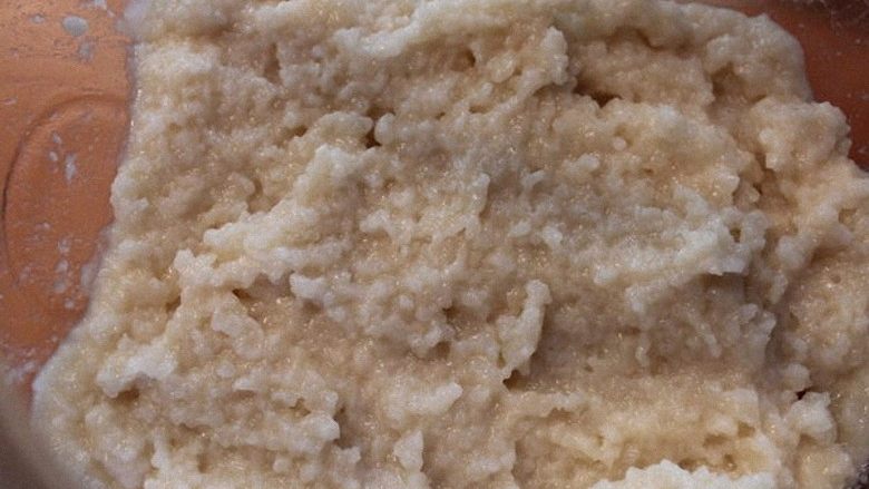 #咸味＃+塩麴製作,一般酵种发酵到产生稠度，像这样米粒完全分解化掉后，就完成了。