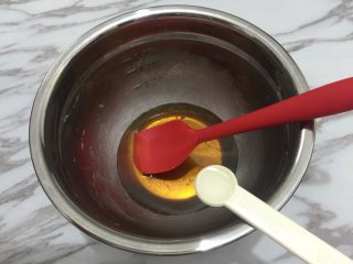 广式月饼,1. 枧水加入糖浆中，混合均匀