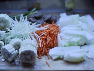 玉米鸡丁烧冬瓜汤,4、冬瓜切片，胡萝卜、白萝卜切丝，玉米切段，香菇洗净备用