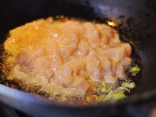 玉米鸡丁烧冬瓜汤,6、下入鸡丁爆炒片刻，看到肉变色