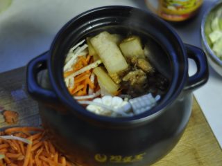 玉米鸡丁烧冬瓜汤,9、将炒过的冬瓜肉，移入陶煲王锅内，然后放入玉米、萝卜丝、香菇等。